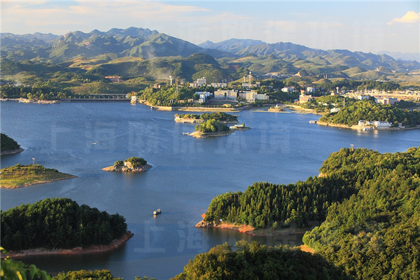 红枫湖风景名胜区位于贵州省会贵阳市西郊,是贵州旅游黄金线西线旅游