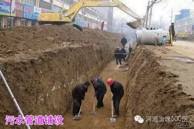 工人正在铺设污水管道