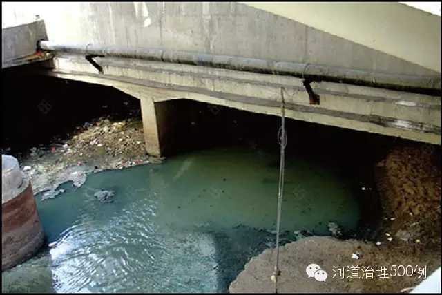 整治前的东濠涌水体污染严重