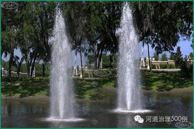 在公园内的浮水喷泉式曝气机，活水增氧造景