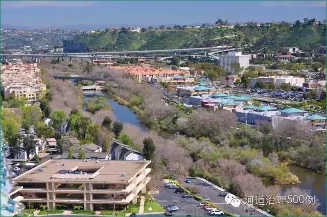 2011年，河道的鸟瞰向人们重新定义了城市中心商业和住宅廊道面向河流的发展方向以及如何利用优美的自然景观资源为公众提供娱乐设施。