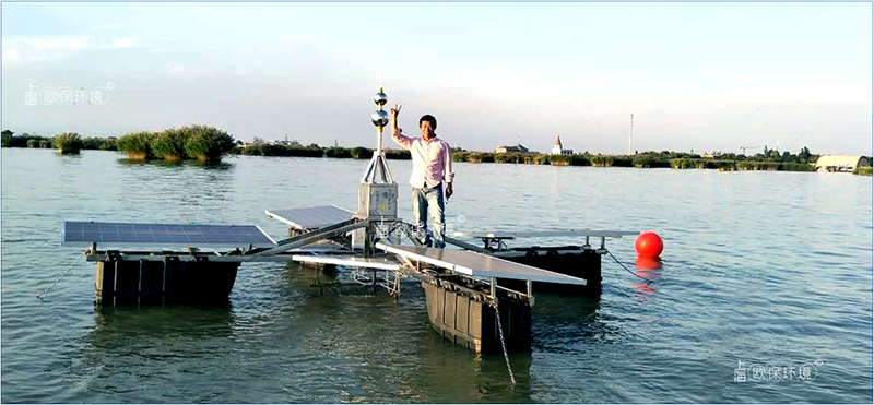 太阳能控藻机应用于西北地区5A级景区湖泊，耐严寒、抗风浪、抗腐蚀 该湖属于蒸发严重的内陆湖，盐度高达1000ml/L以上，设备满足高盐腐蚀